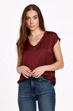 Load image into Gallery viewer, Yanis V-Neck in Vino
