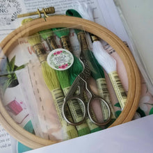 Load image into Gallery viewer, Classic stork hand embroidery scissors
